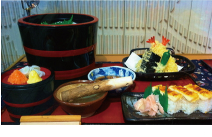 釜揚げうどん定食には、松井泉のあなごを使った「箱すし」がセット